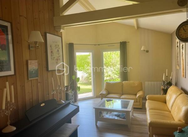 Vous recherchez une maison sur Beaupreau, chaleureuse, parfaitement entretenue et idéalement située ? 
Cette belle maison de 120 m² habitables saura vous séduire par ses volumes, sa fonctionnalité et son excellent état général.
Dès l’entrée, vous découvrirez un intérieur propre et soigné, offrant une agréable luminosité tout au long de la journée. 
La maison dispose d’un salon convivial, d’une salle à manger indépendante ainsi que d’une cuisine équipée séparée, permettant de profiter de véritables espaces de vie confortables et bien agencés.
La salle à manger est sublimée par une cheminée avec un insert, apportant un véritable cachet et une ambiance chaleureuse et authentique à la pièce de vie.
Côté nuit, vous bénéficierez de 4 chambres confortables, idéales pour accueillir toute la famille, aménager un bureau ou recevoir vos proches.
À l’extérieur, vous profiterez d’un espace fonctionnel arboré et facile à entretenir, agrémenté d’une belle pergola aluminium, parfaite pour partager des repas ou profiter des beaux jours en toute tranquillité.
Un garage avec accès direct de la maison complète ce bien.

Située à proximité immédiate des commerces, écoles et commodités, cette maison offre un cadre de vie pratique et agréable au quotidien.
Proche du quartier prisé Saint Martin.

✅ Maison très bien entretenue
✅ 120 m² habitables
✅ Exposition jardin sud
✅ 4 chambres
✅ Salon, salle à manger et cuisine équipée indépendants
✅ Cheminée avec insert pleine de charme
✅ Pergola aluminium
✅ Garage
✅ Proche commerces et commodités à 5 min à pied
✅ Extérieur pratique et agréable

Une maison entretenue, saine et accueillante, avec beaucoup de charme, prête à vivre et à découvrir sans tarder !