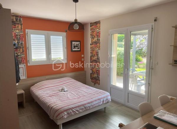 Vous recherchez une maison sur Beaupreau, chaleureuse, parfaitement entretenue et idéalement située ? 
Cette belle maison de 120 m² habitables saura vous séduire par ses volumes, sa fonctionnalité et son excellent état général.
Dès l’entrée, vous découvrirez un intérieur propre et soigné, offrant une agréable luminosité tout au long de la journée. 
La maison dispose d’un salon convivial, d’une salle à manger indépendante ainsi que d’une cuisine équipée séparée, permettant de profiter de véritables espaces de vie confortables et bien agencés.
La salle à manger est sublimée par une cheminée avec un insert, apportant un véritable cachet et une ambiance chaleureuse et authentique à la pièce de vie.
Côté nuit, vous bénéficierez de 4 chambres confortables, idéales pour accueillir toute la famille, aménager un bureau ou recevoir vos proches.
À l’extérieur, vous profiterez d’un espace fonctionnel arboré et facile à entretenir, agrémenté d’une belle pergola aluminium, parfaite pour partager des repas ou profiter des beaux jours en toute tranquillité.
Un garage avec accès direct de la maison complète ce bien.

Située à proximité immédiate des commerces, écoles et commodités, cette maison offre un cadre de vie pratique et agréable au quotidien.
Proche du quartier prisé Saint Martin.

✅ Maison très bien entretenue
✅ 120 m² habitables
✅ Exposition jardin sud
✅ 4 chambres
✅ Salon, salle à manger et cuisine équipée indépendants
✅ Cheminée avec insert pleine de charme
✅ Pergola aluminium
✅ Garage
✅ Proche commerces et commodités à 5 min à pied
✅ Extérieur pratique et agréable

Une maison entretenue, saine et accueillante, avec beaucoup de charme, prête à vivre et à découvrir sans tarder !