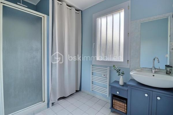 Vous recherchez une maison sur Beaupreau, chaleureuse, parfaitement entretenue et idéalement située ? 
Cette belle maison de 120 m² habitables saura vous séduire par ses volumes, sa fonctionnalité et son excellent état général.
Dès l’entrée, vous découvrirez un intérieur propre et soigné, offrant une agréable luminosité tout au long de la journée. 
La maison dispose d’un salon convivial, d’une salle à manger indépendante ainsi que d’une cuisine équipée séparée, permettant de profiter de véritables espaces de vie confortables et bien agencés.
La salle à manger est sublimée par une cheminée avec un insert, apportant un véritable cachet et une ambiance chaleureuse et authentique à la pièce de vie.
Côté nuit, vous bénéficierez de 4 chambres confortables, idéales pour accueillir toute la famille, aménager un bureau ou recevoir vos proches.
À l’extérieur, vous profiterez d’un espace fonctionnel arboré et facile à entretenir, agrémenté d’une belle pergola aluminium, parfaite pour partager des repas ou profiter des beaux jours en toute tranquillité.
Un garage avec accès direct de la maison complète ce bien.

Située à proximité immédiate des commerces, écoles et commodités, cette maison offre un cadre de vie pratique et agréable au quotidien.
Proche du quartier prisé Saint Martin.

✅ Maison très bien entretenue
✅ 120 m² habitables
✅ Exposition jardin sud
✅ 4 chambres
✅ Salon, salle à manger et cuisine équipée indépendants
✅ Cheminée avec insert pleine de charme
✅ Pergola aluminium
✅ Garage
✅ Proche commerces et commodités à 5 min à pied
✅ Extérieur pratique et agréable

Une maison entretenue, saine et accueillante, avec beaucoup de charme, prête à vivre et à découvrir sans tarder !