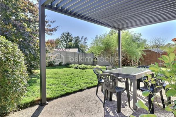 Vous recherchez une maison sur Beaupreau, chaleureuse, parfaitement entretenue et idéalement située ? 
Cette belle maison de 120 m² habitables saura vous séduire par ses volumes, sa fonctionnalité et son excellent état général.
Dès l’entrée, vous découvrirez un intérieur propre et soigné, offrant une agréable luminosité tout au long de la journée. 
La maison dispose d’un salon convivial, d’une salle à manger indépendante ainsi que d’une cuisine équipée séparée, permettant de profiter de véritables espaces de vie confortables et bien agencés.
La salle à manger est sublimée par une cheminée avec un insert, apportant un véritable cachet et une ambiance chaleureuse et authentique à la pièce de vie.
Côté nuit, vous bénéficierez de 4 chambres confortables, idéales pour accueillir toute la famille, aménager un bureau ou recevoir vos proches.
À l’extérieur, vous profiterez d’un espace fonctionnel arboré et facile à entretenir, agrémenté d’une belle pergola aluminium, parfaite pour partager des repas ou profiter des beaux jours en toute tranquillité.
Un garage avec accès direct de la maison complète ce bien.

Située à proximité immédiate des commerces, écoles et commodités, cette maison offre un cadre de vie pratique et agréable au quotidien.
Proche du quartier prisé Saint Martin.

✅ Maison très bien entretenue
✅ 120 m² habitables
✅ Exposition jardin sud
✅ 4 chambres
✅ Salon, salle à manger et cuisine équipée indépendants
✅ Cheminée avec insert pleine de charme
✅ Pergola aluminium
✅ Garage
✅ Proche commerces et commodités à 5 min à pied
✅ Extérieur pratique et agréable

Une maison entretenue, saine et accueillante, avec beaucoup de charme, prête à vivre et à découvrir sans tarder !