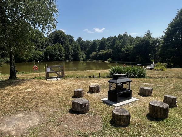 Camping avec lac de pêche dans un emplacement paisible