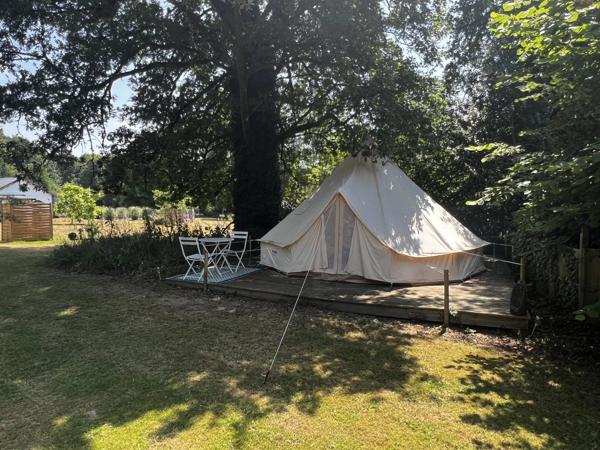 Camping avec lac de pêche dans un emplacement paisible