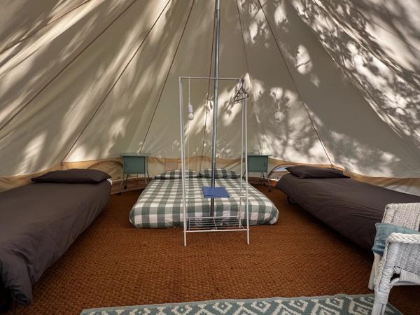 Camping avec lac de pêche dans un emplacement paisible