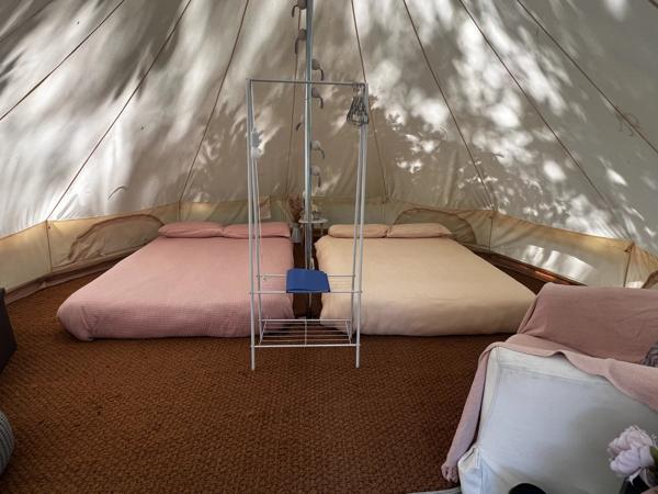 Camping avec lac de pêche dans un emplacement paisible