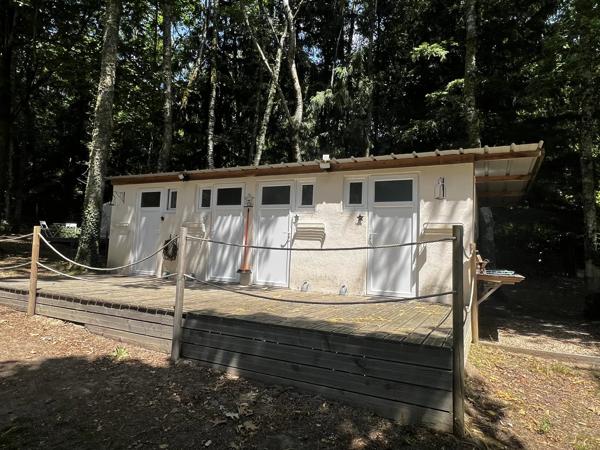 Camping avec lac de pêche dans un emplacement paisible