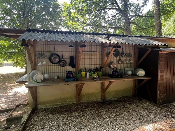Camping avec lac de pêche dans un emplacement paisible