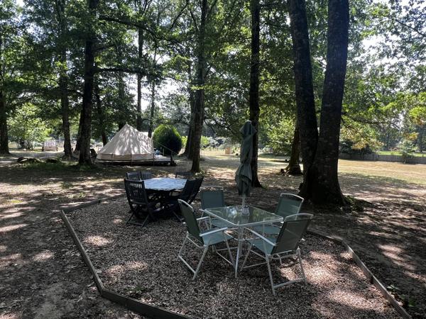 Camping avec lac de pêche dans un emplacement paisible