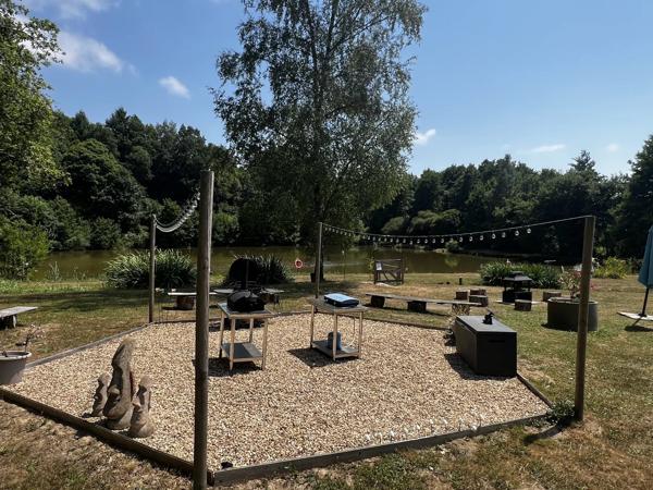 Camping avec lac de pêche dans un emplacement paisible