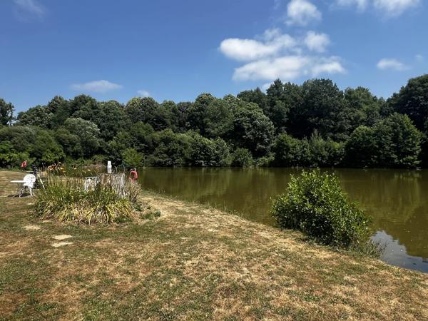 Camping avec lac de pêche dans un emplacement paisible