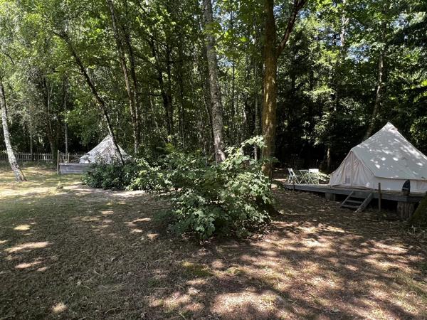 Camping avec lac de pêche dans un emplacement paisible