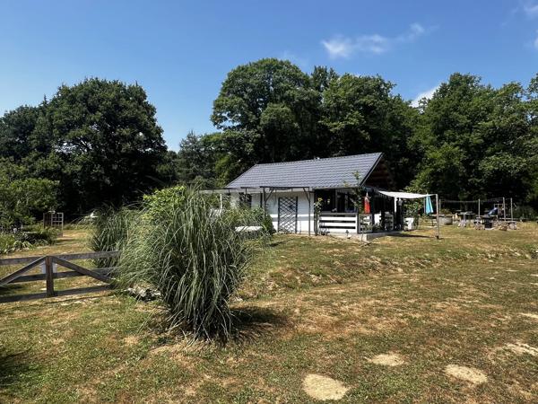 Camping avec lac de pêche dans un emplacement paisible