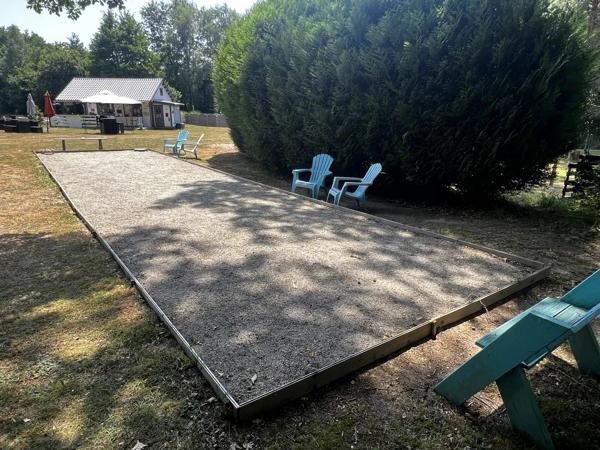 Camping avec lac de pêche dans un emplacement paisible