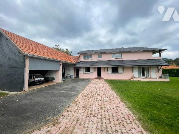Grande Maison Familiale avec Garages – 65690 Barbazan-Debat