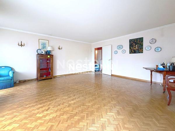 Montigny le Bretonneux, Centre ville, Gare à pieds, Appartement de 3 pièces de 74 m² au 1er étage avec cave et parking.