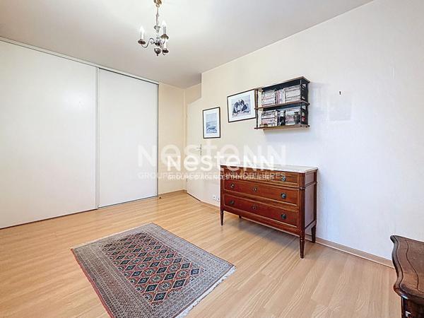 Montigny le Bretonneux, Centre ville, Gare à pieds, Appartement de 3 pièces de 74 m² au 1er étage avec cave et parking.