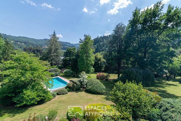 Villa d’architecte rénovée des seventies – belles prestations – piscine et jardin remarquable.
