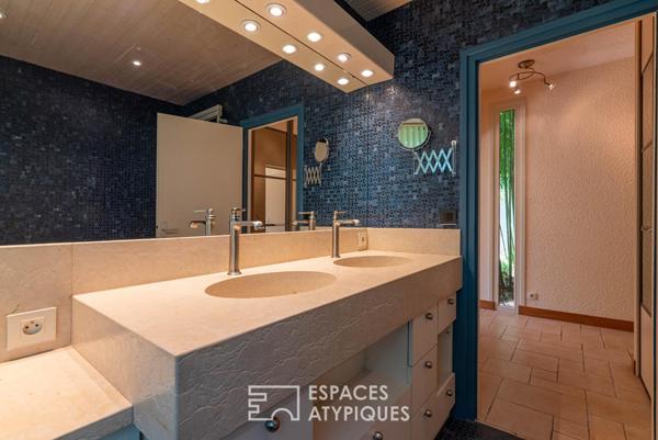 Villa d’architecte rénovée des seventies – belles prestations – piscine et jardin remarquable.