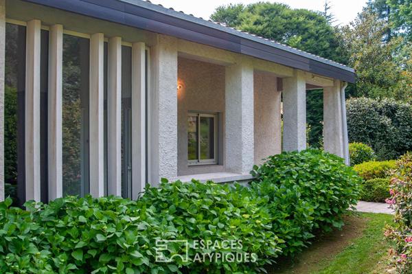Villa d’architecte rénovée des seventies – belles prestations – piscine et jardin remarquable.