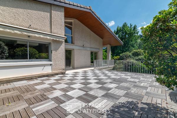 Villa d’architecte rénovée des seventies – belles prestations – piscine et jardin remarquable.