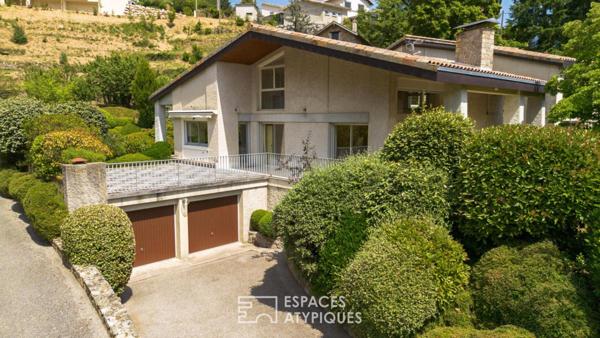 Villa d’architecte rénovée des seventies – belles prestations – piscine et jardin remarquable.