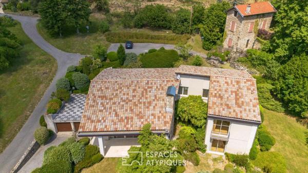Villa d’architecte rénovée des seventies – belles prestations – piscine et jardin remarquable.