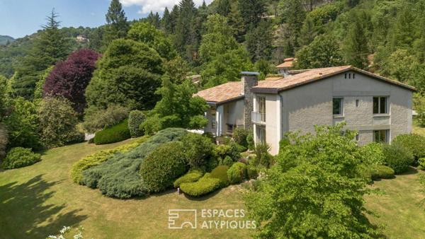 Villa d’architecte rénovée des seventies – belles prestations – piscine et jardin remarquable.