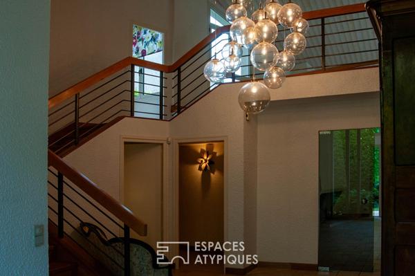 Villa d’architecte rénovée des seventies – belles prestations – piscine et jardin remarquable.