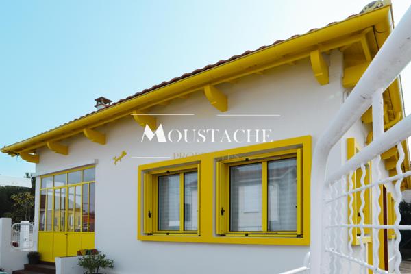 MAISON SEVENTIES AU CHARME AFFIRMÉ - PROCHE PLAGE & COMMERCES -