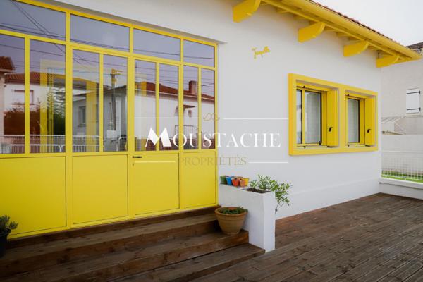 MAISON SEVENTIES AU CHARME AFFIRMÉ - PROCHE PLAGE & COMMERCES -