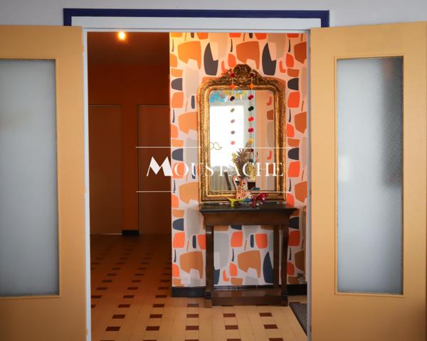 MAISON SEVENTIES AU CHARME AFFIRMÉ - PROCHE PLAGE & COMMERCES -