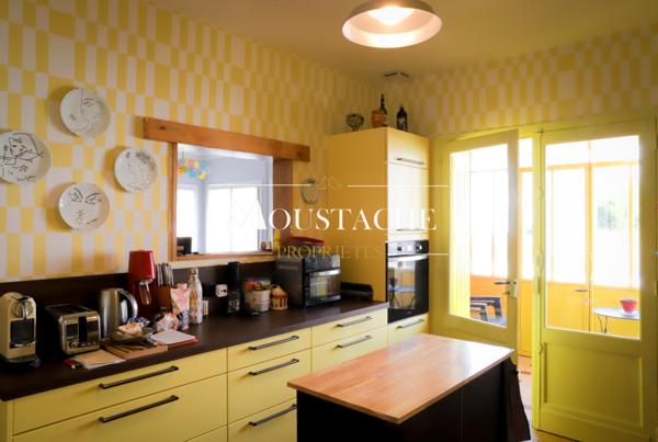 MAISON SEVENTIES AU CHARME AFFIRMÉ - PROCHE PLAGE & COMMERCES -