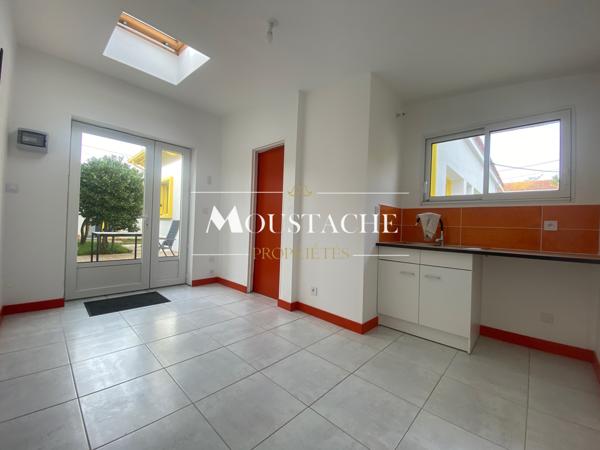 MAISON SEVENTIES AU CHARME AFFIRMÉ - PROCHE PLAGE & COMMERCES -