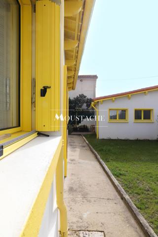 MAISON SEVENTIES AU CHARME AFFIRMÉ - PROCHE PLAGE & COMMERCES -