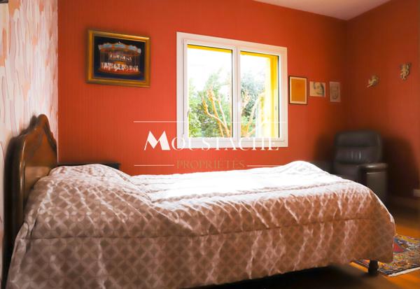 MAISON SEVENTIES AU CHARME AFFIRMÉ - PROCHE PLAGE & COMMERCES -