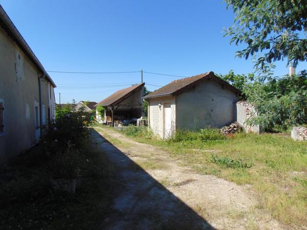 GRANDE LONGERE POSSIBILITE TRANSFORMER EN PLUSIEURS LOGEMENTS