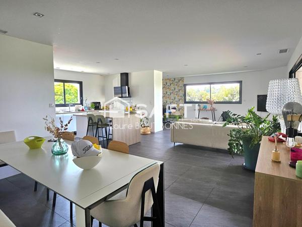 Maison récente avec piscine et vue sur la campagne