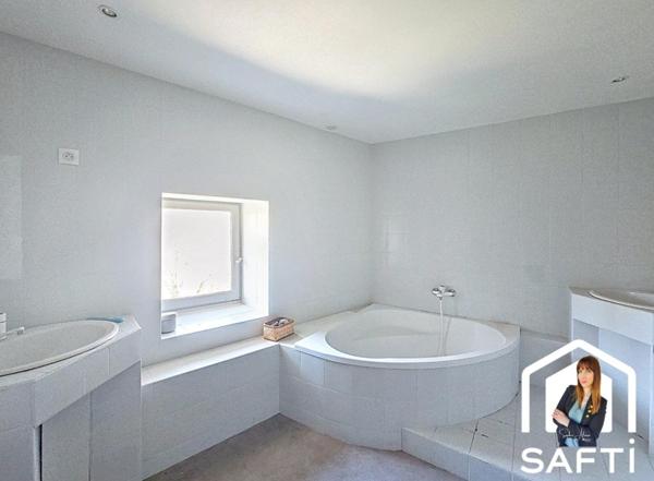 Ancien château de guet du XIe siècle – Surplombant la vallée de Chevrières