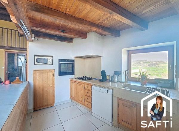 Ancien château de guet du XIe siècle – Surplombant la vallée de Chevrières