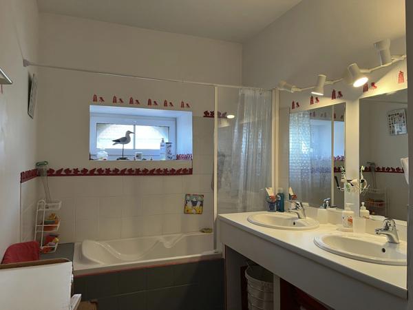 SEMUR 20 min : maison rénovée 239 m² + gîte 110 m², dépendances, jardin, piscine. Prix : 580 000 €.