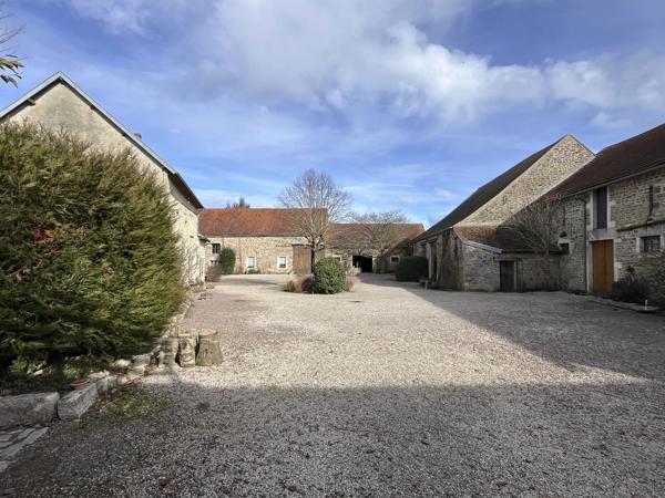 SEMUR 20 min : maison rénovée 239 m² + gîte 110 m², dépendances, jardin, piscine. Prix : 580 000 €.