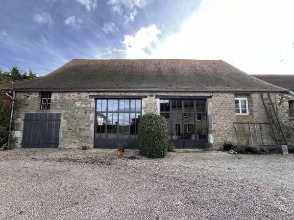 SEMUR 20 min : maison rénovée 239 m² + gîte 110 m², dépendances, jardin, piscine. Prix : 580 000 €.