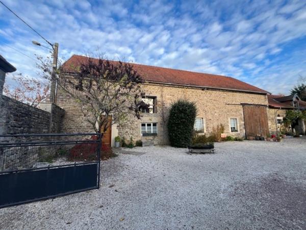 SEMUR 20 min : maison rénovée 239 m² + gîte 110 m², dépendances, jardin, piscine. Prix : 580 000 €.