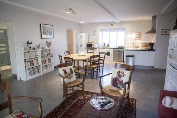 SEMUR 20 min : maison rénovée 239 m² + gîte 110 m², dépendances, jardin, piscine. Prix : 580 000 €.