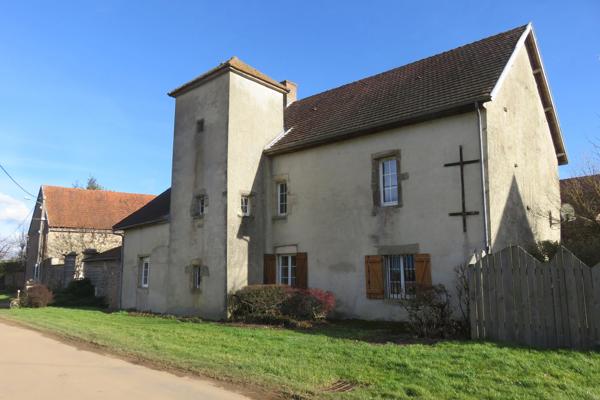 SEMUR 20 min : maison rénovée 239 m² + gîte 110 m², dépendances, jardin, piscine. Prix : 580 000 €.