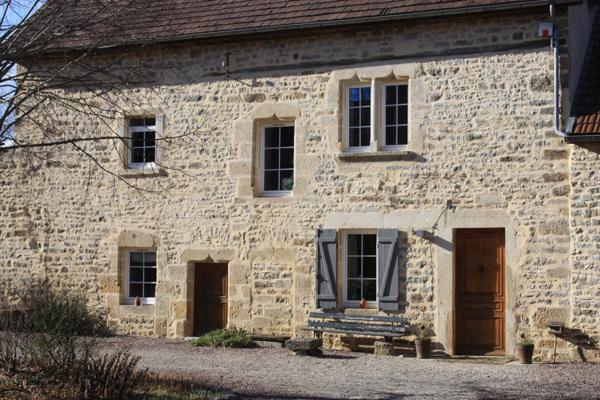 SEMUR 20 min : maison rénovée 239 m² + gîte 110 m², dépendances, jardin, piscine. Prix : 580 000 €.