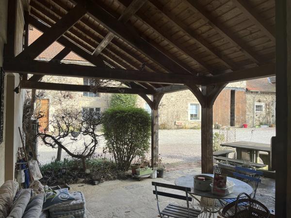 SEMUR 20 min : maison rénovée 239 m² + gîte 110 m², dépendances, jardin, piscine. Prix : 580 000 €.
