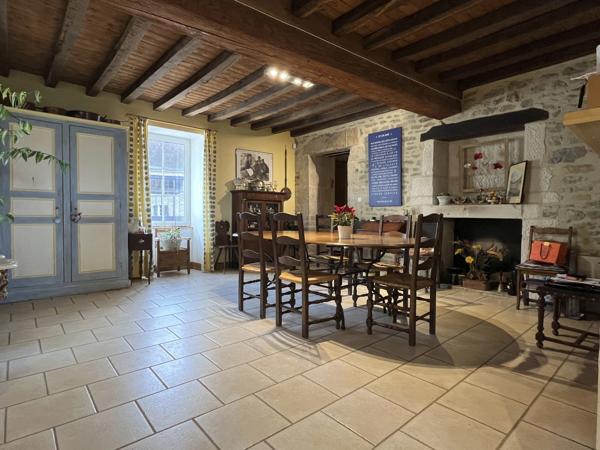 SEMUR 20 min : maison rénovée 239 m² + gîte 110 m², dépendances, jardin, piscine. Prix : 580 000 €.