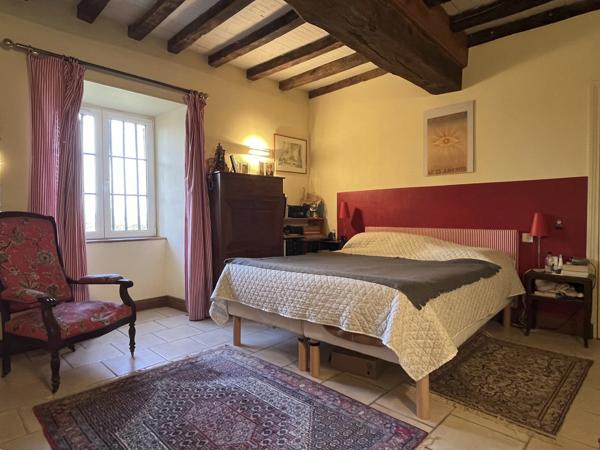 SEMUR 20 min : maison rénovée 239 m² + gîte 110 m², dépendances, jardin, piscine. Prix : 580 000 €.