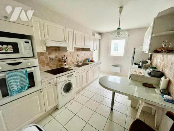 Centre ville.Rare !Appartement de type 4 avec 2 balcons (vérandas) et 2 garages fermés.Il se co...