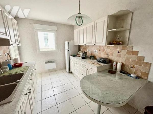 Centre ville.Rare !Appartement de type 4 avec 2 balcons (vérandas) et 2 garages fermés.Il se co...